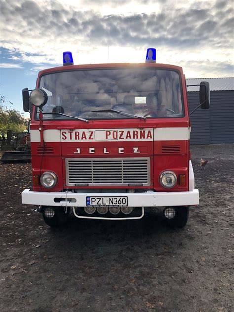 Fotografia samochodu pożarniczego Jelcz 005 z charakterystycznymi podnoszonymi żaluzjami