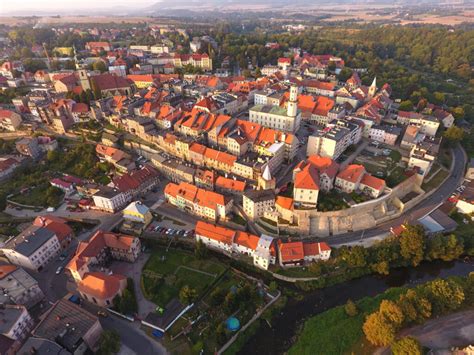 Panorama Bystrzycy Kłodzkiej z widokiem na charakterystyczne budowle