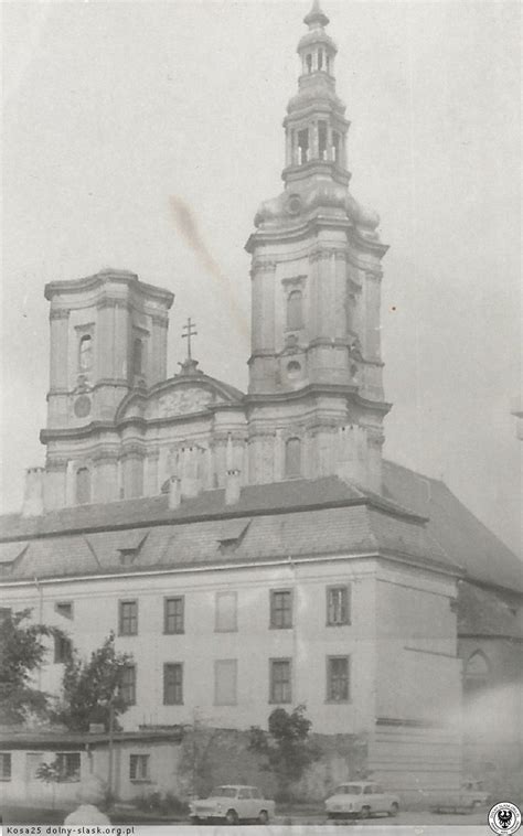 Tematyczne zdjęcie przedstawiające pożar klasztoru franciszkanów i wieży kościoła św. Jana w Legnicy w 1966 roku
