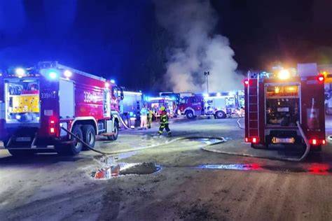 Strażacy gaszący pożar w Pruszczu Gdańskim