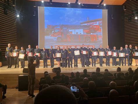 Stare fotografie przedstawiające pierwsze jednostki straży pożarnych na Warmii i Mazurach, zróżnicowane pod względem ubioru i sprzętu.