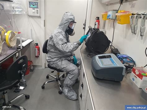 Mobilne laboratorium chemiczne straży pożarnej badające jakość powietrza