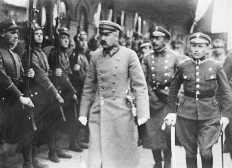 Józef Piłsudski w mundurze wojskowym, fotografia historyczna