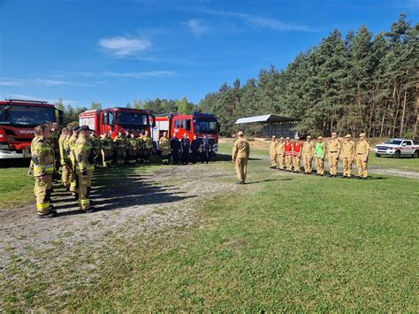 Dowódca OSP wydający instrukcje drużynie podczas ćwiczeń