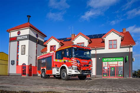 Nowy, ciężki wóz strażacki Mercedes-Benz Arocs w remizie OSP Zbuczyn