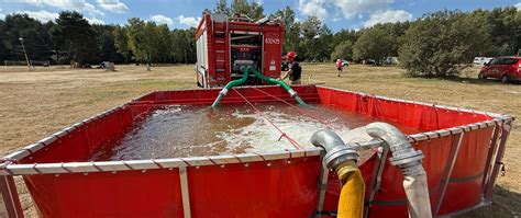 Szczegół zbliżenia na autopompę i zbiornik wody nowego wozu strażackiego