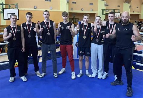 Dzieci uczestniczące w zawodach strażackich w hali sportowej