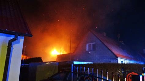 Widok na zadymione poddasze i dach domu jednorodzinnego objętego pożarem