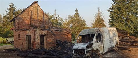 Zdjęcie przedstawiające spalone ruiny budynku po pożarze