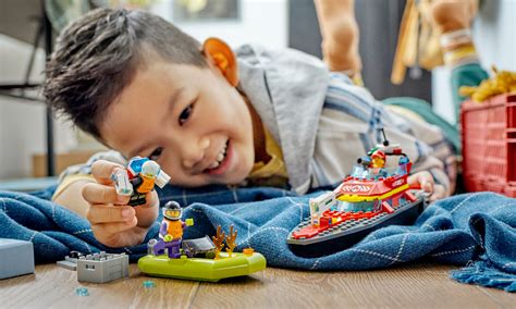 Minifigurki i akcesoria z zestawu LEGO 60373