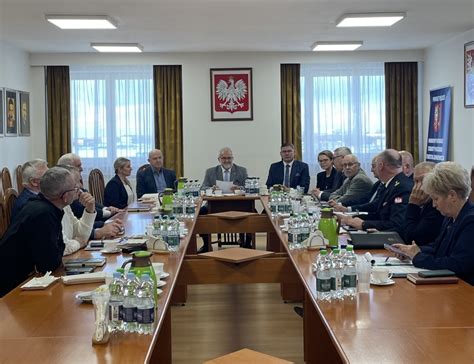 zdjęcie przedstawiające spotkanie zarządu OSP lub samorządowców