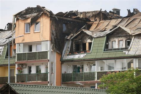 Zniszczone poddasze i dach kamienicy po pożarze