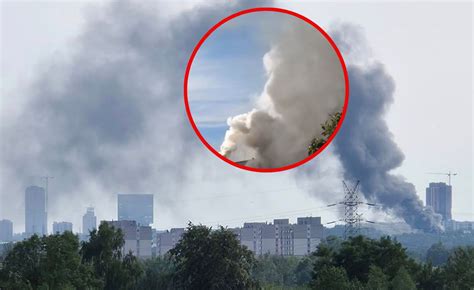 Panoramiczne ujęcie gęstego dymu unoszącego się nad Siemianowicami Śląskimi