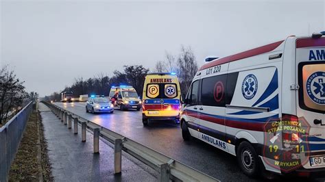 Karetka pogotowia na miejscu zdarzenia przy ul. Krótkiej, w tle wóz strażacki
