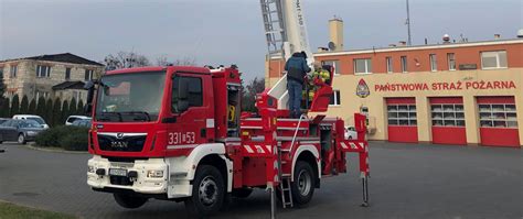 Samochód z podnośnikiem hydraulicznym SH-34 w akcji