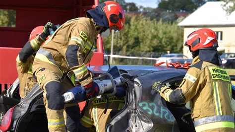 Grupa strażaków w akcji podczas ćwiczeń