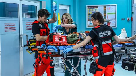 Zdjęcie ilustrujące szpital nocą lub ogólny widok szpitala w Kutnie w kontekście służb ratowniczych