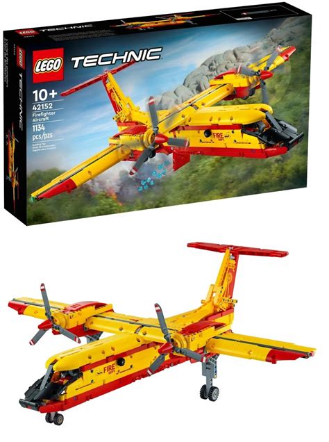 Dziecko bawiące się zbudowanym samolotem LEGO Technic Samolot Gaśniczy (42152)
