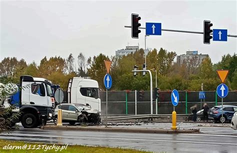 Zderzenie trzech samochodów na skrzyżowaniu w Budzyniu, służby ratownicze na miejscu