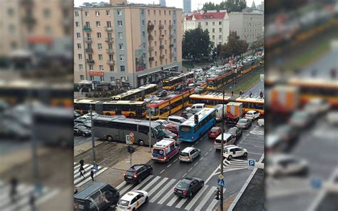 Widok na zablokowane skrzyżowanie DK11 ze służbami ratowniczymi