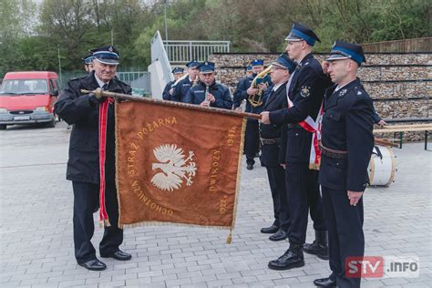 Zdjecie remizy OSP Narama udekorowanej na uroczystość jubileuszu