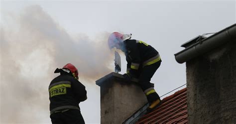Zdjęcie strażaków gaszących pożar sadzy w kominie