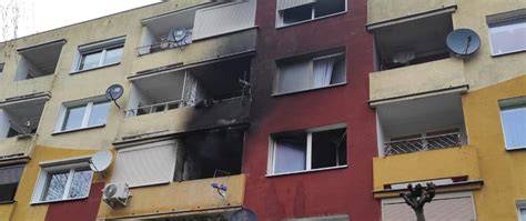 Zdjęcie bloku mieszkalnego z uszkodzoną elewacją po eksplozji