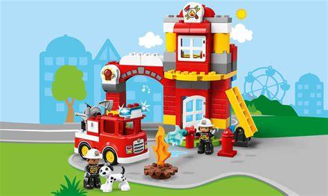 Zestaw LEGO DUPLO Remiza Strażacka w trakcie zabawy