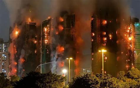 Gęsty dym i płomienie nad kompleksem mieszkalnym Wang Fuk Court w Hongkongu