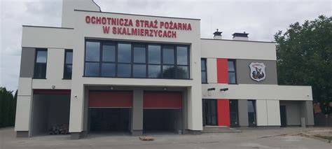 Zdjęcie przedstawiające fasadę budynku Ochotniczej Straży Pożarnej, w którym znajduje się sala weselna