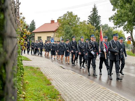 Zdjęcie z uroczystości 100-lecia OSP Długa Kościelna, np. wręczenie sztandaru