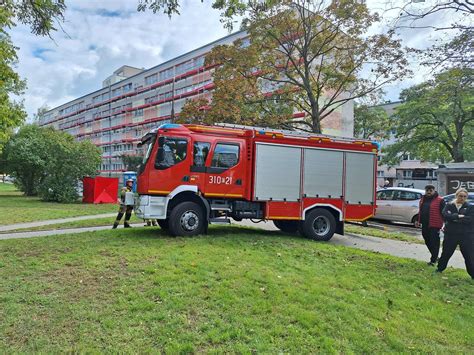 Wóz strażacki na tle płonącego hotelu robotniczego przy ul. Racławickiej w Bydgoszczy, w nocy.