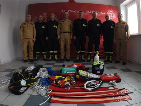Strażacy OSP Ostrów Wielkopolski prezentują nowy, specjalistyczny sprzęt ratowniczy