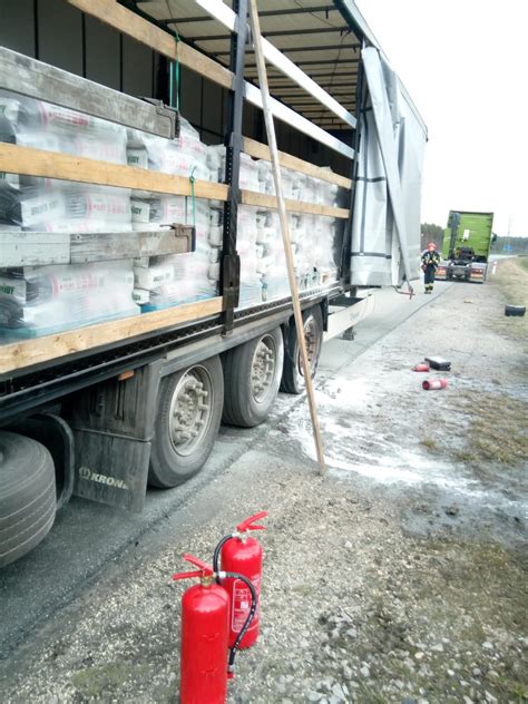 Zdjęcie płonącego koła naczepy ciężarówki na S7, otoczone przez służby ratunkowe
