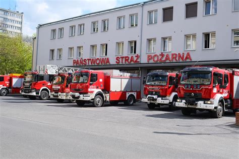Służby ratunkowe i strażacy na miejscu pożaru ciężarówki z napojami na S7