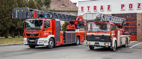 drabina mechaniczna straży pożarnej podczas akcji gaśniczej w Nowym Tomyślu