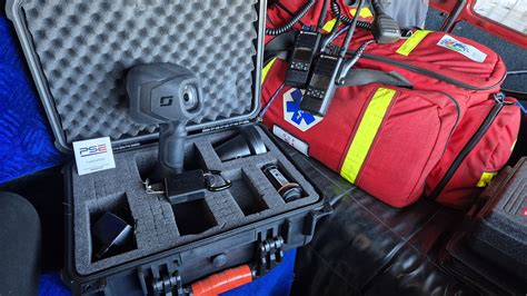 strażacy używają kamery termowizyjnej do sprawdzania pogorzeliska