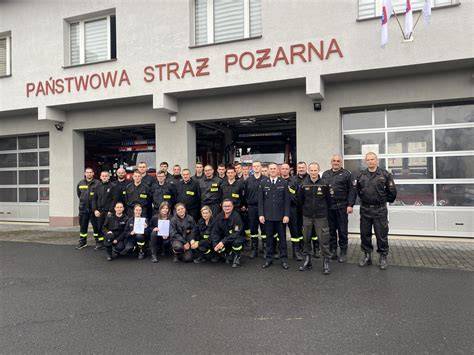 Zdjęcie strażaków ochotników współpracujących podczas szkolenia