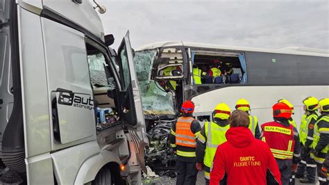 Zdjęcie uszkodzonego polskiego autokaru marki MAN z polskimi tablicami rejestracyjnymi