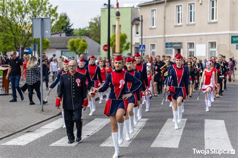 Historyczne lub współczesne zdjęcie Orkiestry Dętej OSP w Słupcy w trakcie występu