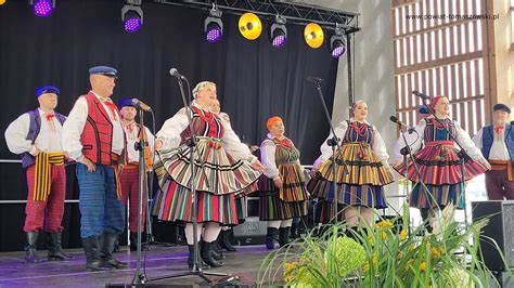 Zdjęcie grup mażoretek w strojach występnych