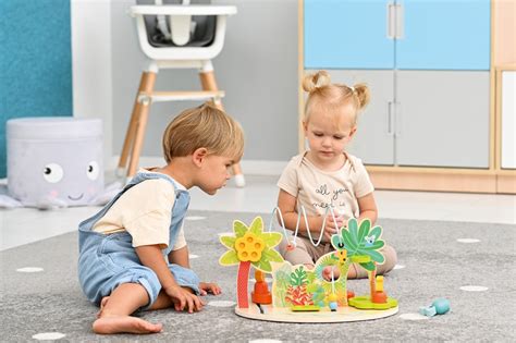 Dziecko w wieku przedszkolnym skupione nad kolorowanką LEGO Friends, z kredkami rozsypanymi wokół. Scena uchwycona z góry, podkreślająca koncentrację.