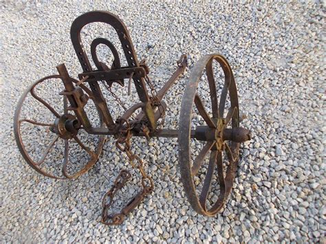 zdjęcie przedstawiające stare maszyny rolnicze lub elementy odlewów