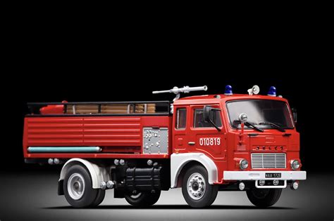 zdjęcie historycznego samochodu strażackiego marki Ursus