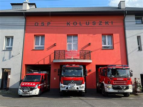 Znicze i logo OSP Błędów jako symbol pamięci