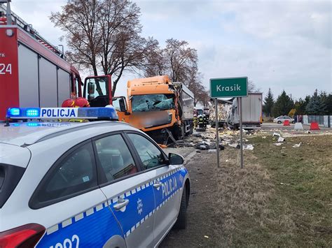 Zdjęcie z akcji ratunkowej na DK 15, zderzenie ciężarówek