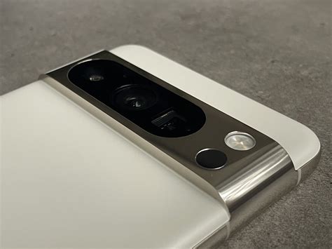 Thematyczne zdjęcie ukazujące telefon z widocznie wypchniętą tylną obudową i uniesionym ekranem