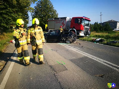 Wypadek drogowy, akcja ratownicza strażaków z użyciem narzędzi hydraulicznych