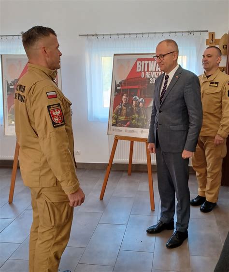 Symboliczne wręczenie czeku jednostce OSP z Rypina.