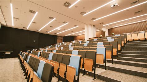 Zdjęcie wnętrza sali wykładowej lub laboratorium w Akademii Pożarniczej, np. z modelem instalacji gaśniczej